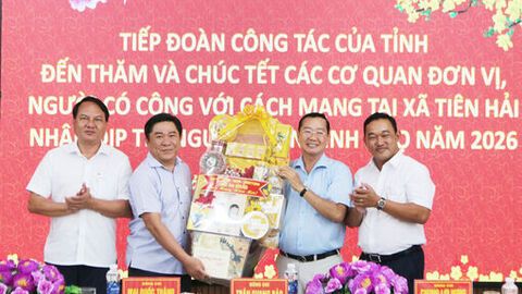 Giám đốc Sở Giáo dục và Đào tạo tỉnh An Giang Trần Quang Bảo chúc tết xã đảo Tiên Hải