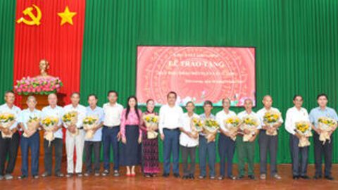 Đảng ủy xã Kiên Lương trao tặng Huy hiệu Đảng đợt 2/9 và 7/11