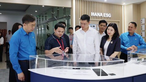 Phó Bí thư Tỉnh ủy Trần Huy Phương động viên người lao động tại Công ty trách nhiệm hữu hạn Hana Micron Vina