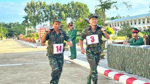 Trung đoàn 893 kiểm tra tại chức đối với sĩ quan, quân nhân chuyên nghiệp 