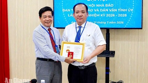 Phó Chủ tịch Thường trực UBND tỉnh An Giang Nguyễn Thanh Phong nhận Kỷ niệm chương Vì sự nghiệp báo chí Việt Nam