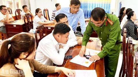 Tuyên truyền nhận diện giấy tờ giả, phòng ngừa tội phạm tại xã Tri Tôn