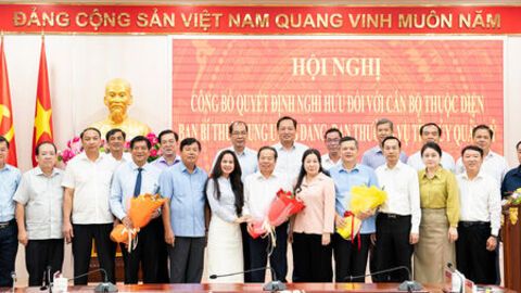 Tỉnh ủy An Giang trao quyết định nghỉ hưu trước tuổi, nghỉ thôi việc cho 3 cán bộ