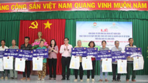 Công ty TNHH MTV Xổ số kiến thiết An Giang tài trợ xây 10 căn nhà đại đoàn kết và tặng 30 xe đạp