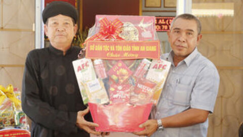 Sở Dân tộc và Tôn giáo tỉnh An Giang thăm, tặng quà Ban Quản tự Bửu Sơn Kỳ Hương xã Vĩnh Xương