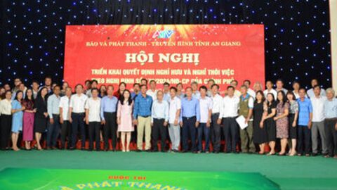 Báo và Phát thanh - Truyền hình tỉnh An Giang trao quyết định nghỉ hưu, nghỉ thôi việc cho 64 viên chức, người lao động 