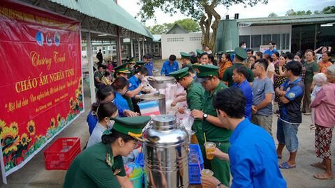 Bát cháo ấm tình quân dân vùng biên giới