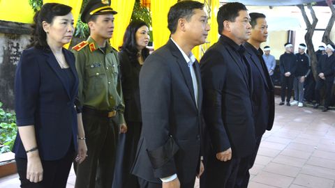 Các đồng chí lãnh đạo, nguyên lãnh đạo tỉnh Bắc Ninh viếng đồng chí Ngô Đình Loan