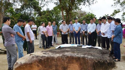 Phó Chủ tịch UBND tỉnh An Giang Lê Trung Hồ khảo sát thực tế vị trí xây dựng cột cờ Tổ quốc tại đặc khu Thổ Châu