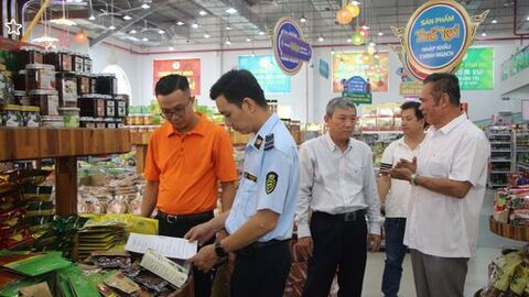 Kiểm tra an toàn thực phẩm trên địa bàn phường: Châu Đốc, Bình Đức và Long Xuyên