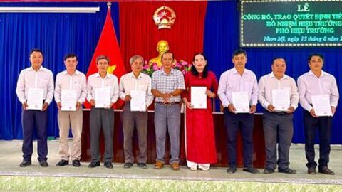 Xã Nhơn Mỹ trao quyết định tiếp nhận, bổ nhiệm 32 lãnh đạo các trường học