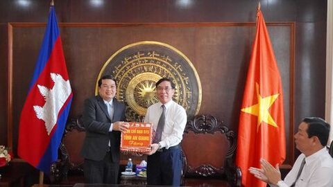 Đoàn công tác tỉnh An Giang thăm Tổng Lãnh sự quán Việt Nam tại tỉnh Preah Sihanouk 