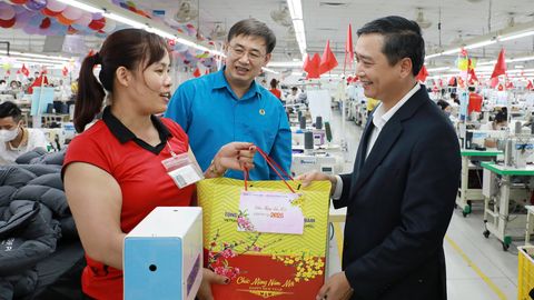 Chủ tịch HĐND tỉnh Nguyễn Việt Oanh động viên công nhân lao động sau Tết