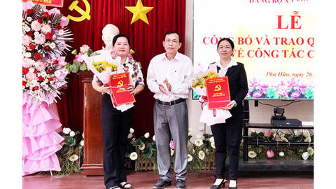 Đảng ủy xã Phú Hữu trao quyết định công tác cán bộ