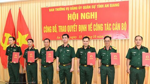 Bộ Chỉ huy Quân sự tỉnh An Giang trao quyết định về công tác cán bộ