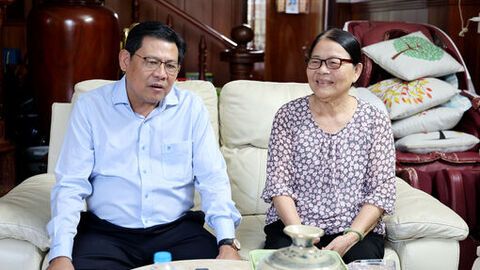Phó Chủ tịch UBND tỉnh An Giang Ngô Công Thức thăm, chúc tết nguyên Phó Chủ tịch UBND tỉnh Phạm Kim Yên