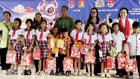 Trao 300 phần quà Trung Thu cho học sinh Khmer xã Ô Lâm