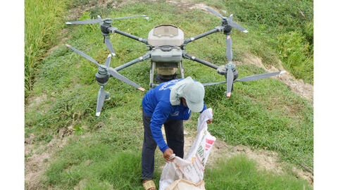 Nông dân phun thuốc bằng drone
