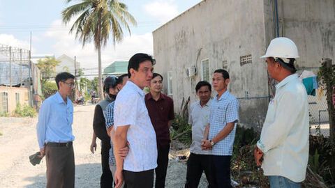 Bí thư Đảng ủy phường Tịnh Biên Nguyễn Hồng Đức khảo sát các công trình trọng điểm