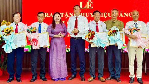 Xã Bình Sơn trao Huy hiệu Đảng và họp mặt mừng Đảng - mừng Xuân Bính Ngọ 2026