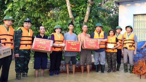 Bí thư Tỉnh ủy Nguyễn Hồng Thái thăm, tặng quà người dân xã Kép bị ảnh hưởng bởi mưa lũ