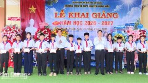 Đại tướng Lê Hồng Anh dự khai giảng, trao 50 triệu đồng cho Trường Nguyễn Hùng Hiệp