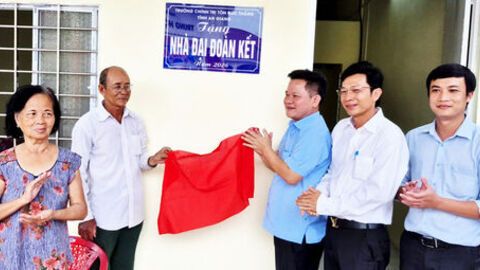 Bàn giao nhà Đại đoàn kết tại xã Tri Tôn