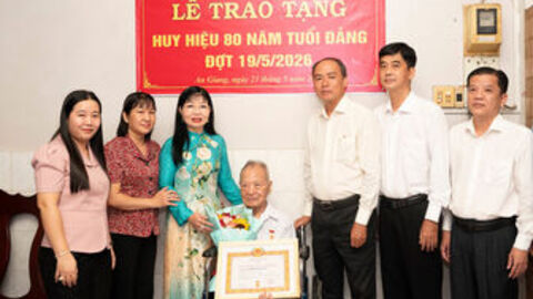 Đồng chí Trần Thị Thanh Hương trao Huy hiệu 80 năm tuổi Đảng cho đảng viên lão thành