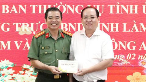 Phó Chủ tịch Thường trực UBND tỉnh An Giang Nguyễn Thanh Phong chúc tết Công an tỉnh và lực lượng kiểm soát quân sự tỉnh