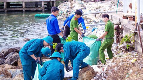 Đoàn Thanh niên 4 xã tham gia Chiến dịch “Hãy làm sạch biển”