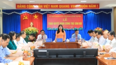 Phường Long Xuyên trao quyết định công tác cán bộ