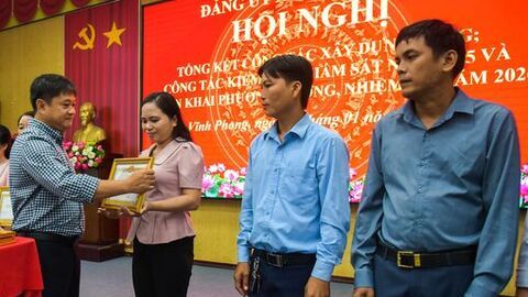 Đảng ủy xã Vĩnh Phong tặng giấy khen 23 tập thể, cá nhân hoàn thành xuất sắc nhiệm vụ