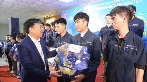 Trưởng Ban Tuyên giáo và Dân vận Tỉnh ủy Nguyễn Đình Lợi tặng quà công nhân lao động Công ty TNHH Almus Tech
