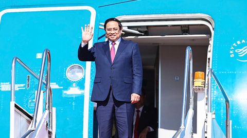 Thủ tướng Phạm Minh Chính tới Thủ đô Viêng Chăn bắt đầu chuyến công tác Lào