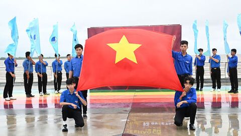 Hơn 250 đoàn viên, thanh niên tham gia lễ chào cờ “Tôi yêu Tổ quốc tôi” 