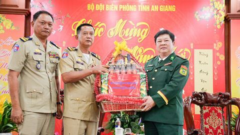 Các lực lượng bảo vệ biên giới vùng biển Campuchia thăm, chúc tết Bộ đội Biên phòng tỉnh An Giang