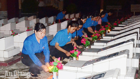 Tuổi trẻ An Giang thắp nến tri ân Anh hùng liệt sĩ 