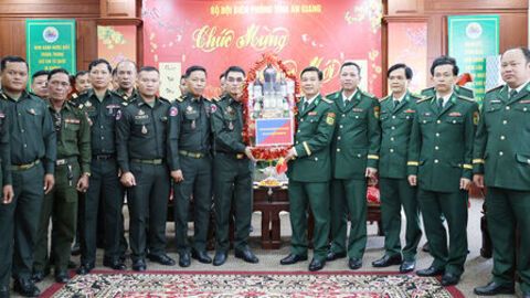 Các lực lượng vũ trang Campuchia chúc Tết Ban Chỉ huy Bộ đội Biên phòng tỉnh An Giang