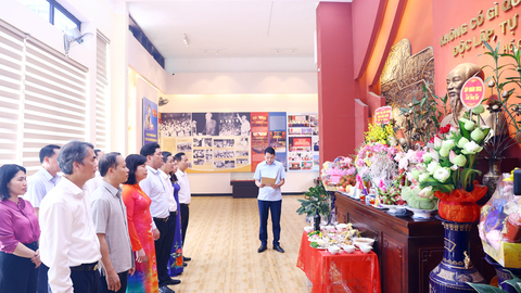 Lãnh đạo tỉnh Bắc Ninh dâng hương Chủ tịch Hồ Chí Minh
