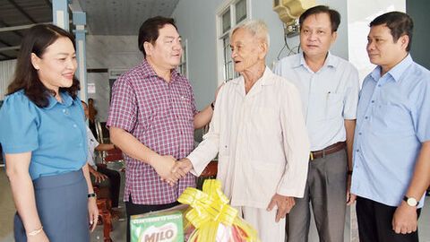 Vì dân từ những điều giản dị