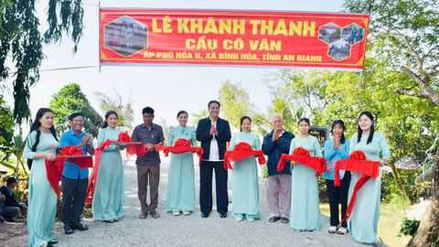 Khánh thành cầu Cô Vân