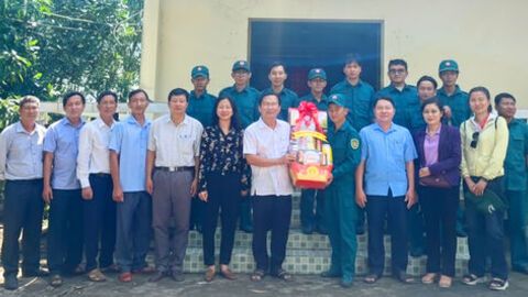 Lãnh đạo phường Vĩnh Tế thăm và tặng quà các chốt dân quân trên tuyến biên giới