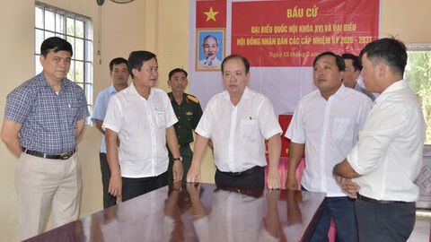 Phó Chủ tịch Thường trực UBND tỉnh An Giang Nguyễn Thanh Phong kiểm tra công tác chuẩn bị bầu cử tại 2 xã Vân Khánh và Đông Hòa 