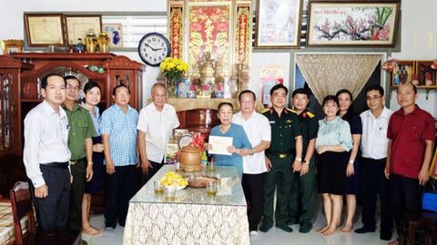 Giám đốc Sở Nội vụ tỉnh An Giang Nguyễn Hoàng Thông chúc Tết xã Tân Hiệp