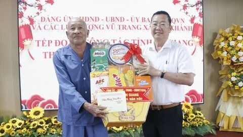 Giám đốc Sở Giáo dục và Đào tạo tỉnh An Giang Trần Quang Bảo chúc tết tại xã Vân Khánh