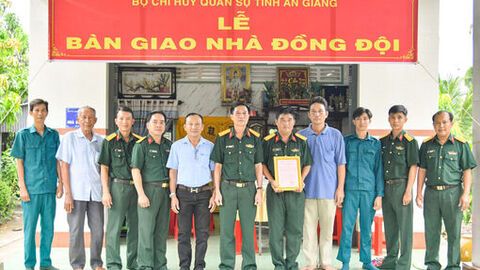 Bộ Chỉ huy Quân sự tỉnh An Giang bàn giao nhà Đồng đội 