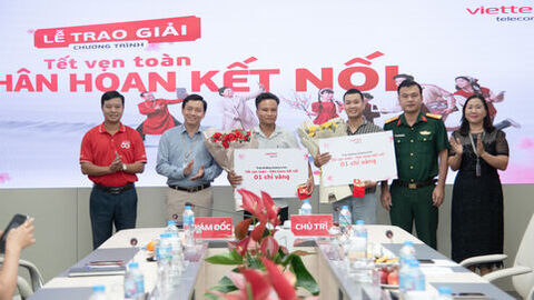 Viettel An Giang trao thưởng vàng cho khách hàng may mắn 