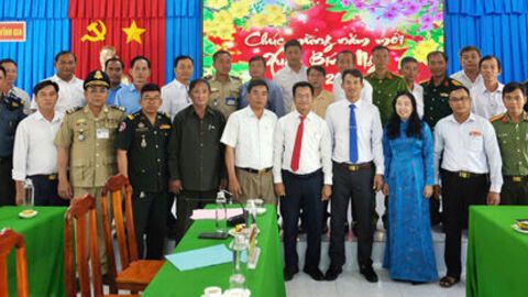 Đoàn công tác huyện Kirivong thăm, chúc tết Đảng bộ, chính quyền và Nhân dân xã Vĩnh Gia