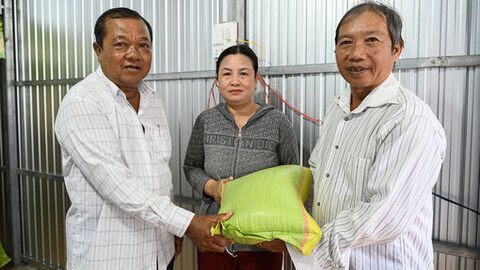 Những lão nông xây nhà cho người nghèo