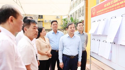 Chủ tịch UBND tỉnh Phạm Hoàng Sơn kiểm tra công tác chuẩn bị bầu cử tại phường Kinh Bắc và Nam Sơn